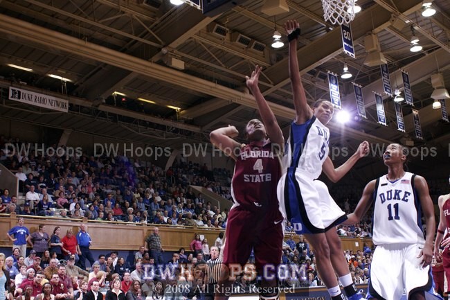 Jasmine Thomas forces Cayla Moore into a missed layup