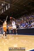 ...but Jasmine Thomas flashed open and nailed a three! - 25-22 - 5:22 1st