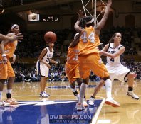 Abby Waner delivers the no-look pass to Jasmine Thomas for the layup - 27-22 - 4:19 1st