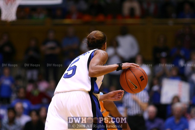 Jasmine dribbles up court, it's really crunch time now