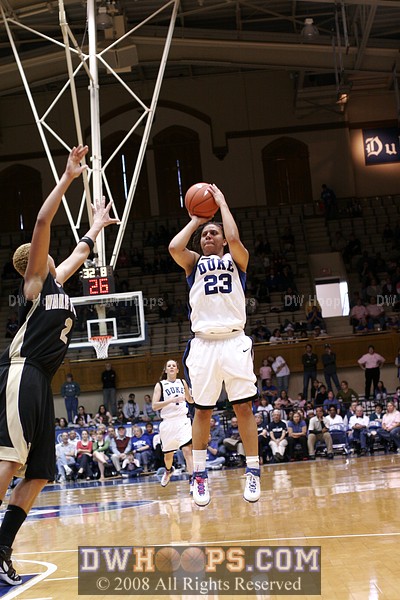 Wanisha Smith tries a three in transition