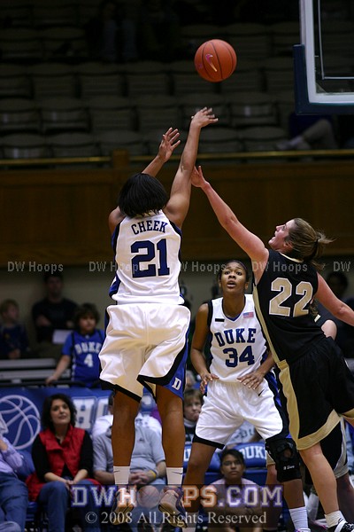 Joy Cheek scores on a jumper