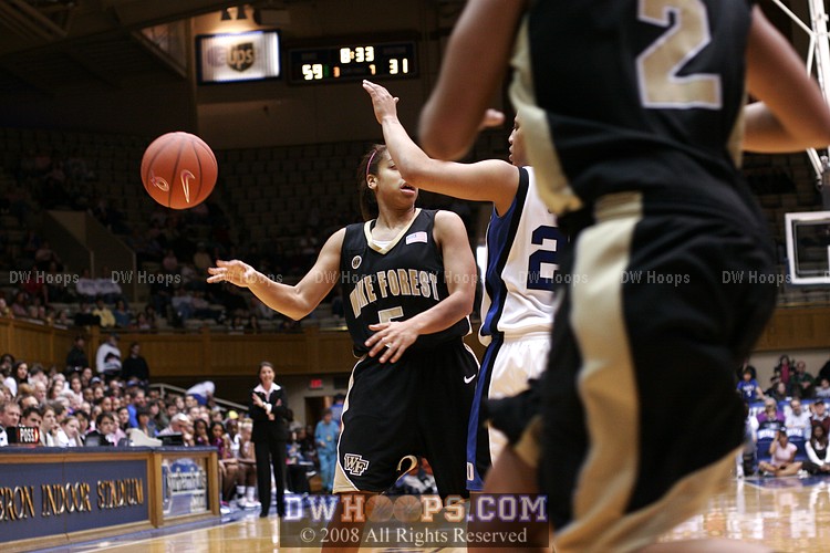 Sequence: Wanisha Smith guards Courteney Morris