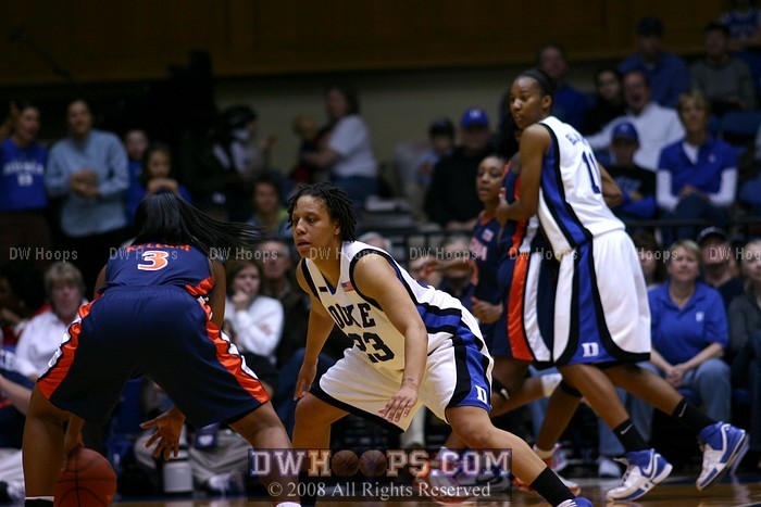 Wanisha Smith guards Paulisha Kellum