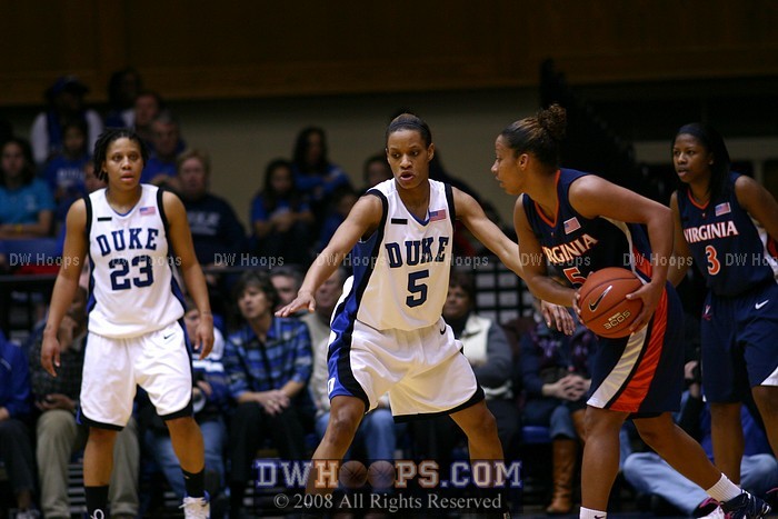 Jasmine Thomas guards Sharnee Zoll