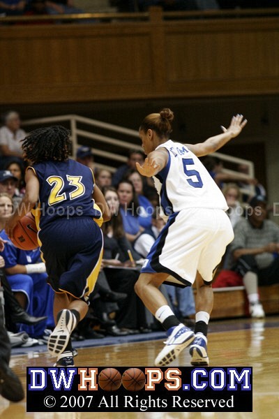 Jasmine Thomas forces Ashley Ling to the sideline.