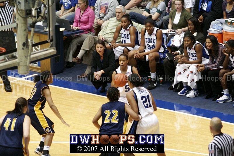 Jasmine Thomas eyes a three pointer