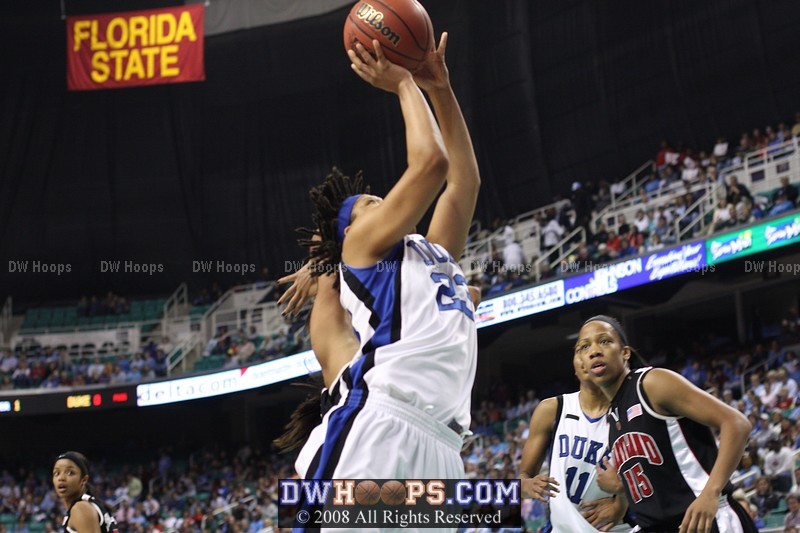 Wanisha Smith goes to the hoop
