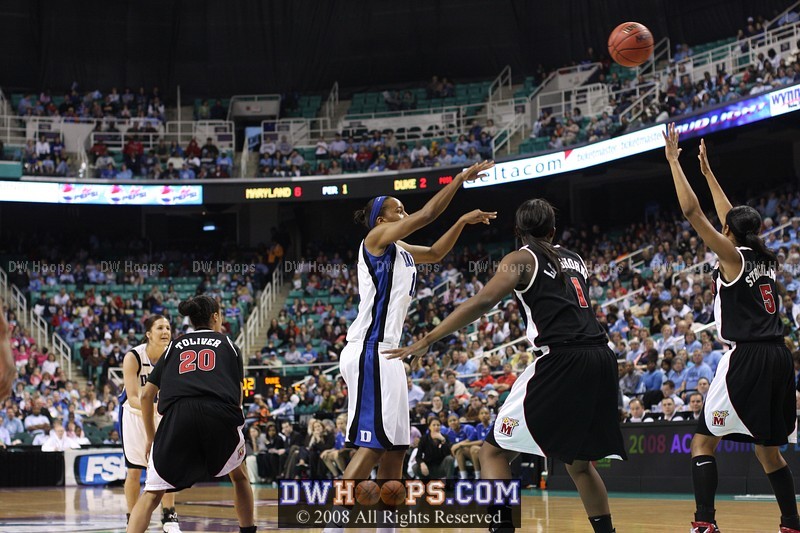 Sequence: Jasmine Thomas drives and is fouled by Laura Harper