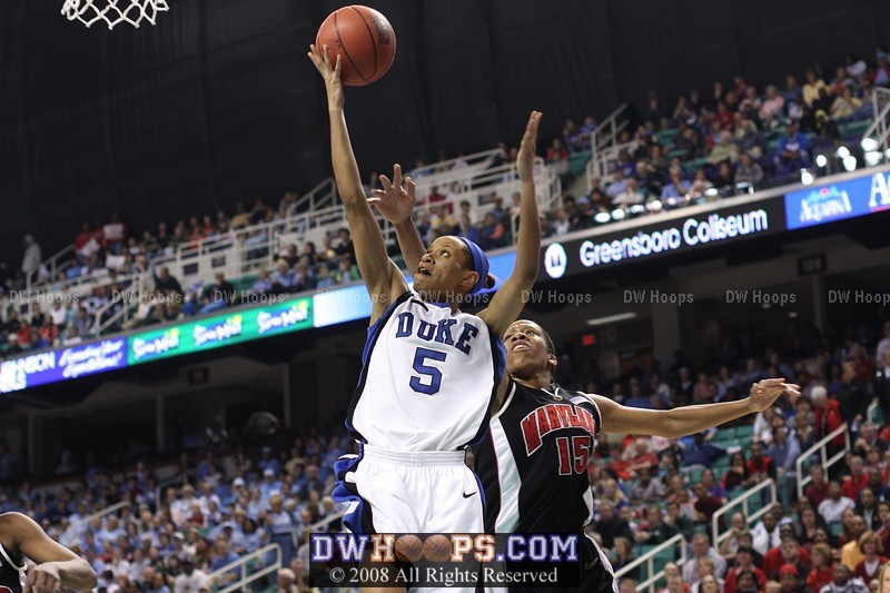 Sequence: Jasmine Thomas drives and is fouled by Laura Harper