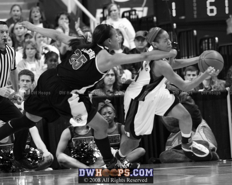 Marissa Coleman fouls Jasmine Thomas with 1:01 left (B&W)
