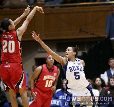 Jasmine Thomas is a step late to really contest this Toliver three point attempt -  - O20.D5;1, 3:07, 32-23