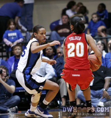 Jasmine Thomas makes Kristi Toliver think twice before driving.