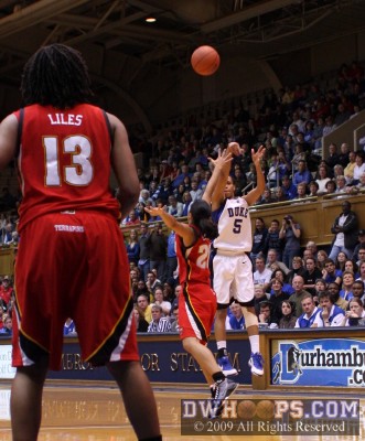 Jasmine Thomas is fouled by Kristi Toliver - 3 shots!