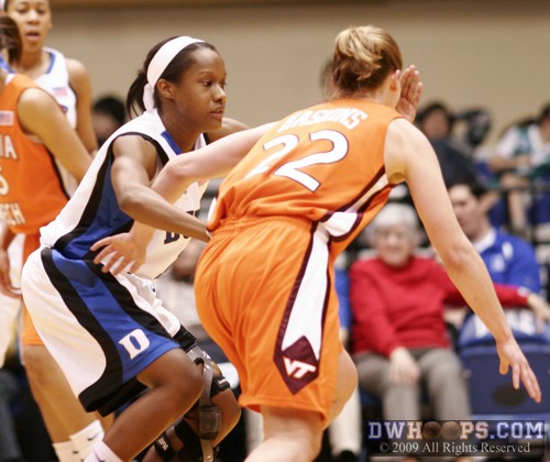 Chelsea Hopkins all over Laura Haskins on the perimeter