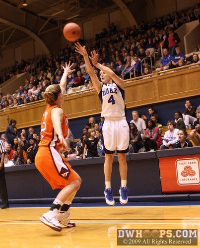 Abby Waner pops from the corner en route to a very satisfying shooting night (6-12, 3-8 from 3)