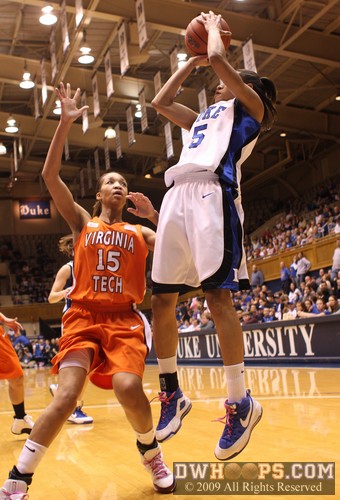 Jasmine Thomas elevates after dribbling past Utahye Drye