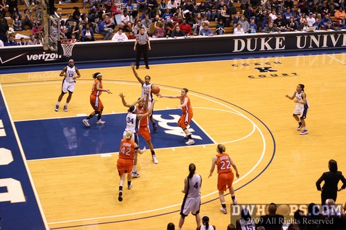 DWHoops Play Diagram:  Krystal Thomas passes to Jasmine Thomas at the point
